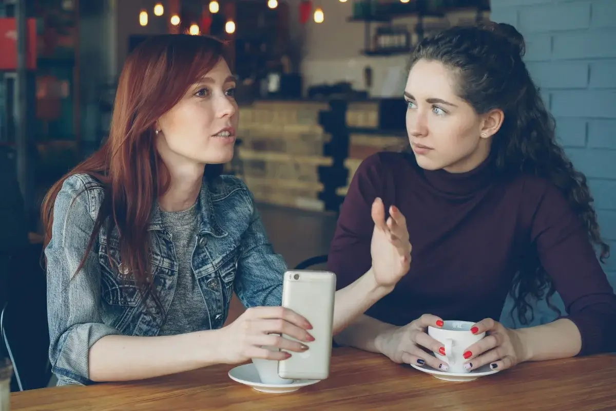 deux-personnes-doutent-différence-passé-composé-imparfait Deux personnes parlent français et doutent parce qu'elle ne savent pas comment choisir entre passé composé et imparfait