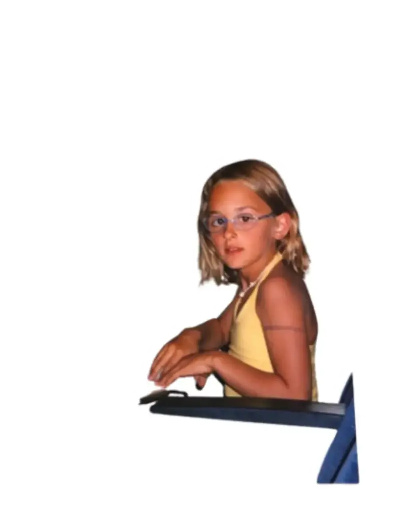 Margot, professeure de français en ligne, enfant, pendant son premier voyage en France.