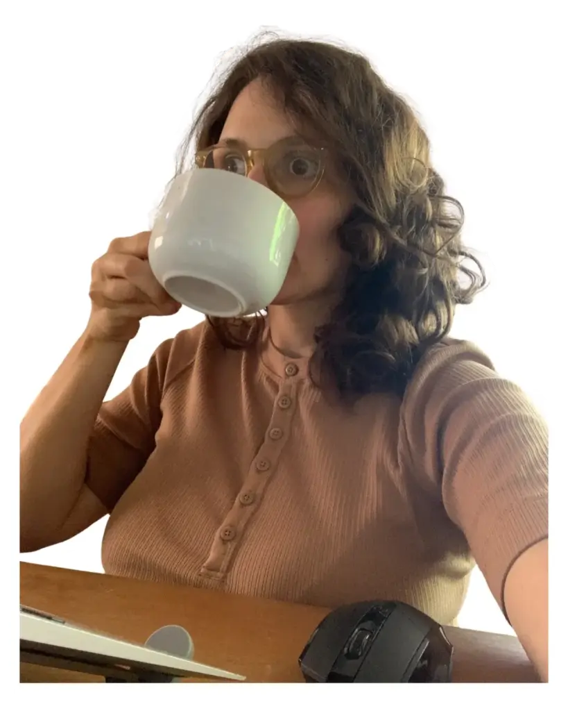 Margot professeure de français, prépare les cours de conversation avec un café